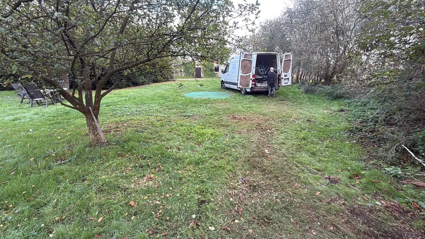Weißer Transporter mit geöffneten Hecktüren auf einer Wiese im Einsatz